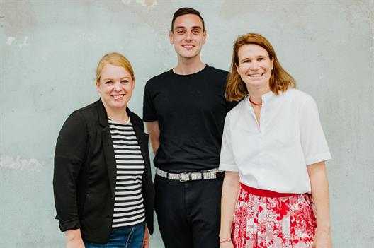 Zu sehen ist das Team Gründungszeit, das aus drei Personen besteht: von links nach rechts: Denise Heidenreich, Hannes Luft und Steffi Rehm