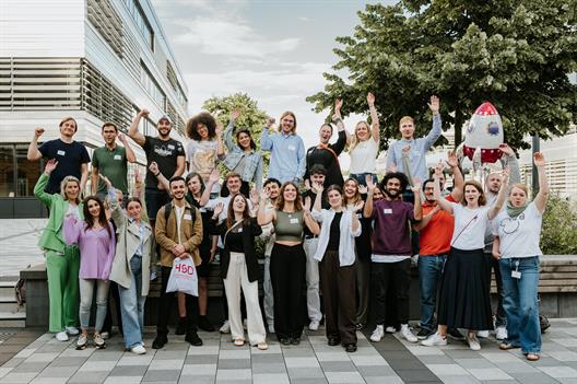 Das Bild zeigt die Teilnehmenden und Besucher*innen des Ideenwettbewerbs draußen auf dem Campus der Hochschule Düsseldorf.